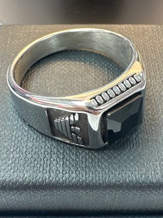Anillo acero plateado con piedra negra cuadrada T28