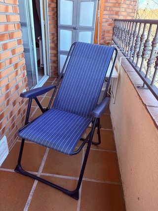 Silla plegable azul y blanca