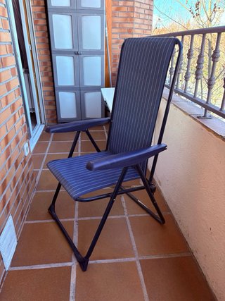 Silla plegable azul y blanca