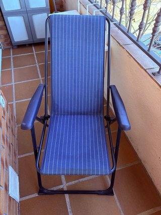Silla plegable azul y blanca