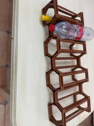 Botellero de plástico duro marrón