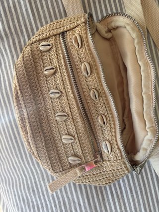 Riñonera Stradivarius con conchas