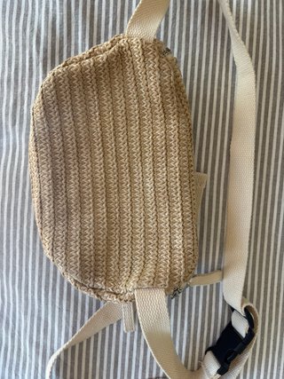Riñonera Stradivarius con conchas