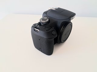 2.630 DISPAROS Canon EOS 2000D (cuerpo)