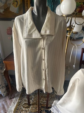 Blusa beige con estampado marca bluesguin