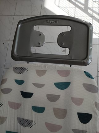 Rayen | Tabla de Planchar - Gama Basic | Altura Regulable | Malla Metálica | Reposa-Planchas | Estructura Gris y Funda Estampado