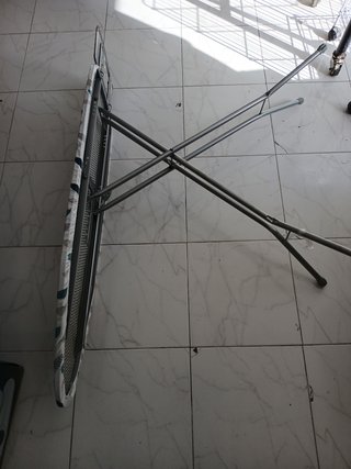Rayen | Tabla de Planchar - Gama Basic | Altura Regulable | Malla Metálica | Reposa-Planchas | Estructura Gris y Funda Estampado