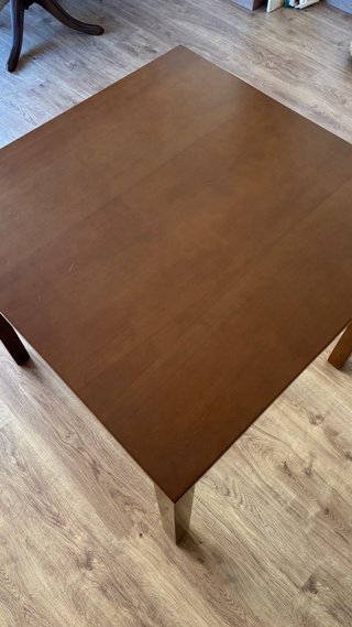 Mesa de comedor cuadrada de madera