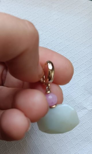 Pendientes dorados con piedras rosas y verdes