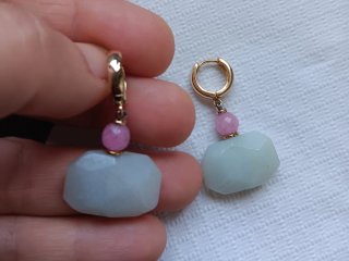 Pendientes dorados con piedras rosas y verdes