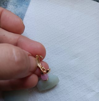 Pendientes dorados con piedras rosas y verdes
