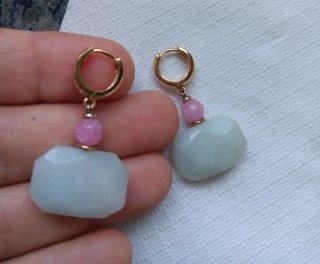 Pendientes dorados con piedras rosas y verdes