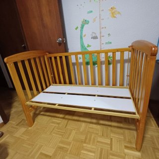 Cuna de madera con colchón