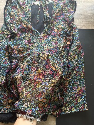 Blusa floral negra con volantes