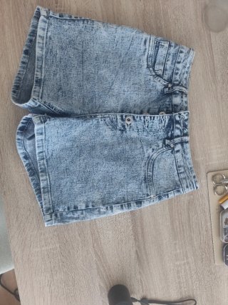 Pantalones cortos vaqueros desgastados