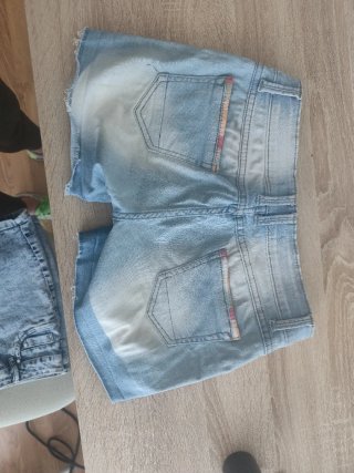 Pantalones cortos vaqueros desgastados