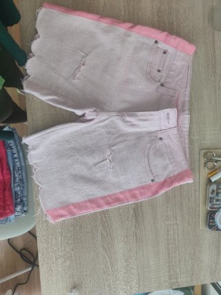 Pantalones cortos vaqueros desgastados
