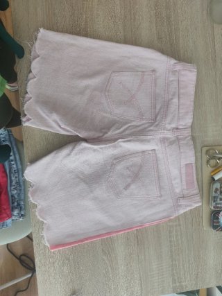 Pantalones cortos vaqueros desgastados
