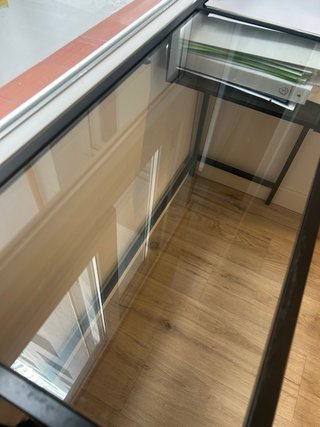 Scrivania Minimalista Ikea in Cristallo e Metallo