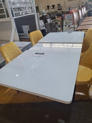 Mesa extensible cristal y metal