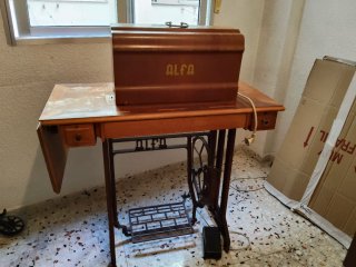 Máquina de coser antigua Alfa con mueble
