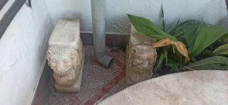 Bancos de piedra con leones alados