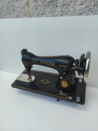 Máquina de coser Singer antigua funcionando