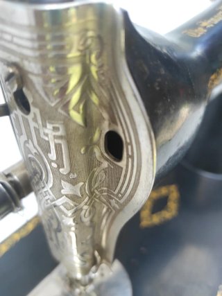 Máquina de coser Singer antigua funcionando