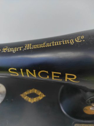 Máquina de coser Singer antigua funcionando