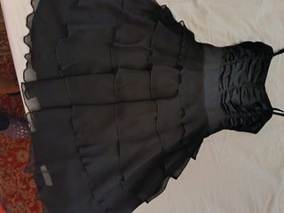 Vestido de fiesta negro con volantes