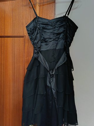 Vestido de fiesta negro con volantes