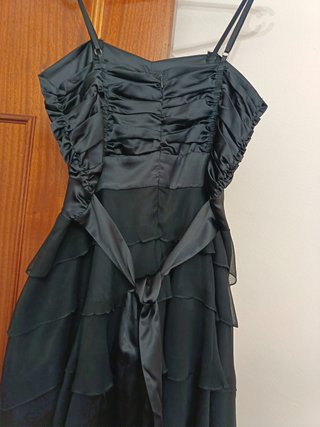 Vestido de fiesta negro con volantes