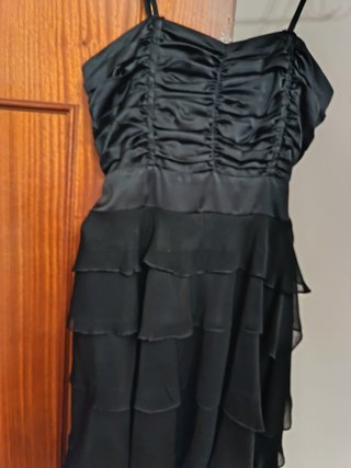 Vestido de fiesta negro con volantes