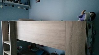 Letto a soppalco con scrivania e libreria