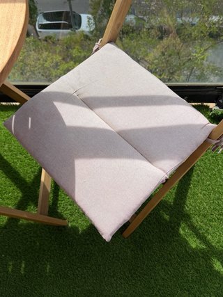 Mesa redonda y 2 sillas de madera