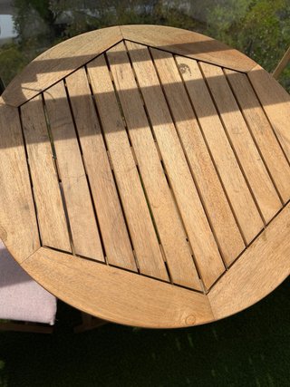 Mesa redonda y 2 sillas de madera