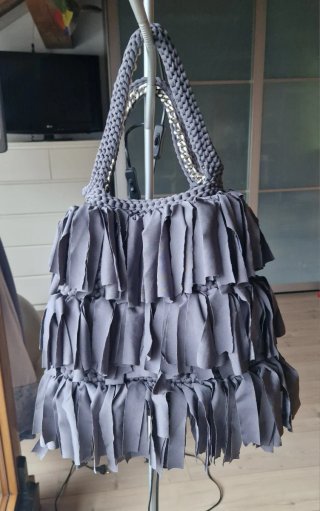 Borsa grigia con catena dorata