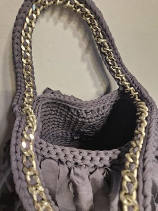 Borsa grigia con catena dorata