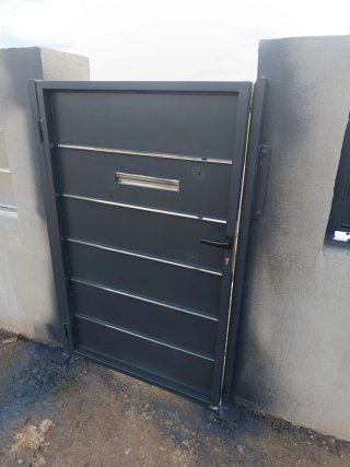 Fabricación a medida Puerta peatonal metálica