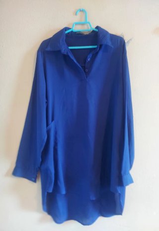 Camiseta azul y pantalón blanco