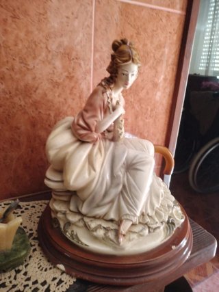 Figura antigua de porcelana mujer