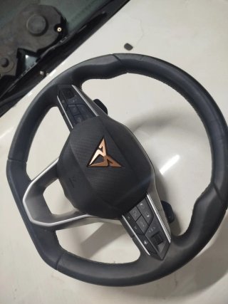 Volante Cupra con levas está completo y ciidado