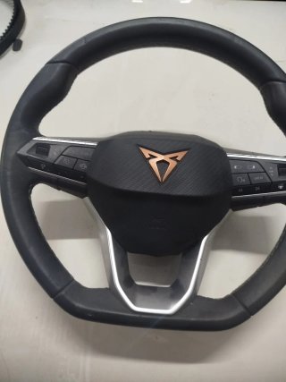 Volante Cupra con levas está completo y ciidado