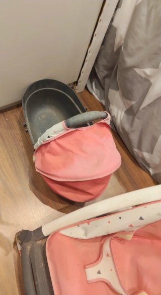 Carro de bebé rosa y gris de muñecas, bebéconfort.