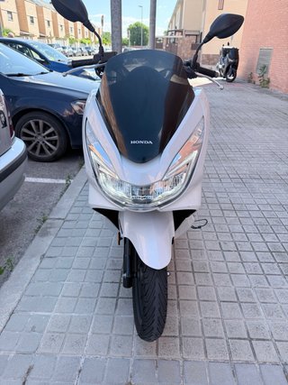 Honda PCX 125 2017 Blanca de segunda mano por 2.000 EUR en Pinto Honda PCX 125 2017 Blanca de segunda mano por 2.000 EUR en Pinto
