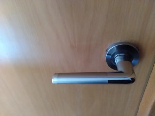 Puerta interior de madera con pomo plateado