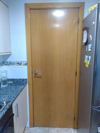 Puerta interior de madera con pomo plateado