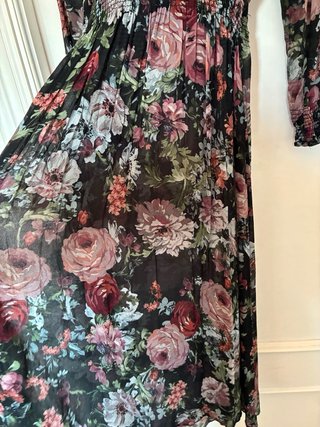 Vestido floral Zara negro multicolor