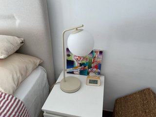 Lámpara de mesa beige