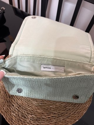 Bolso tejido verde con cadena plateada